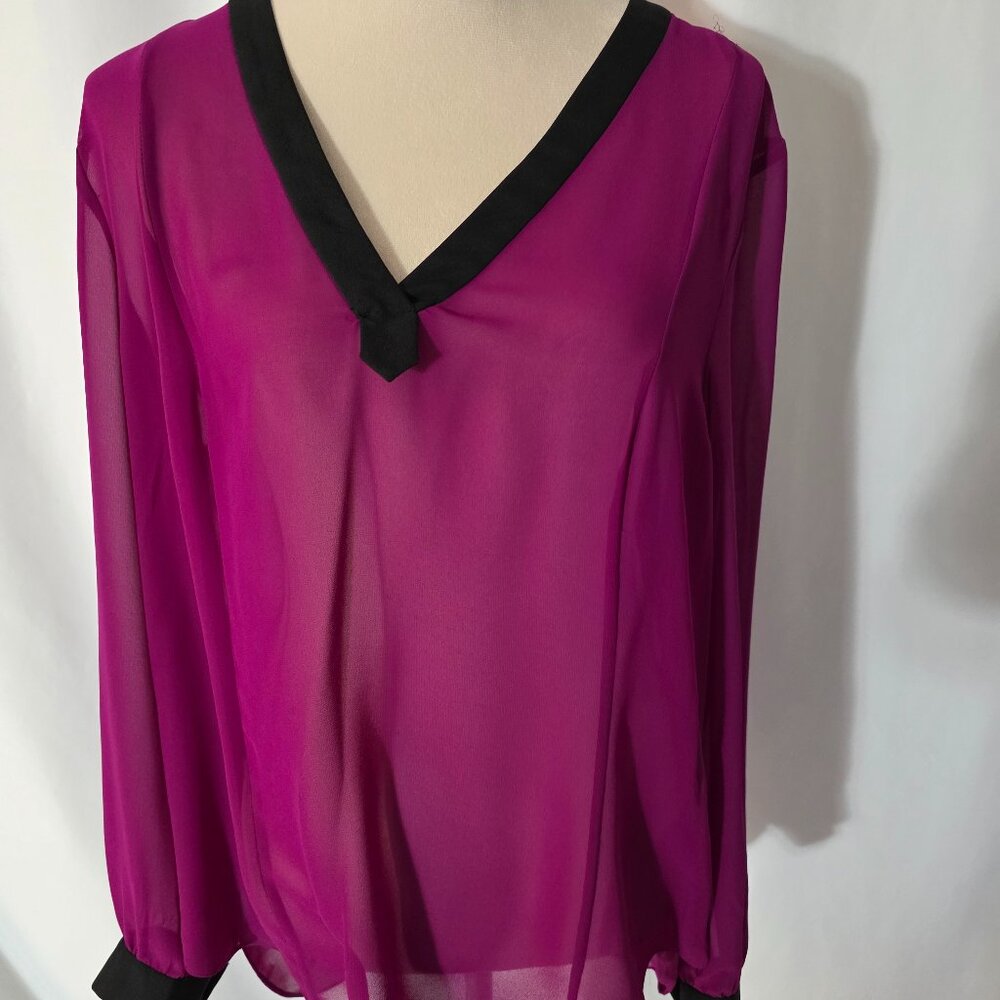 DKNYC Burgundy w/ V Neck in Black Size L    T553